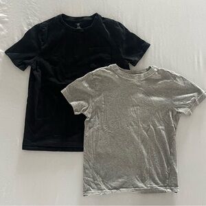 Boys GAP Organic Cotton T-Shirt Bundle (2 pcs)
Size: M (8)